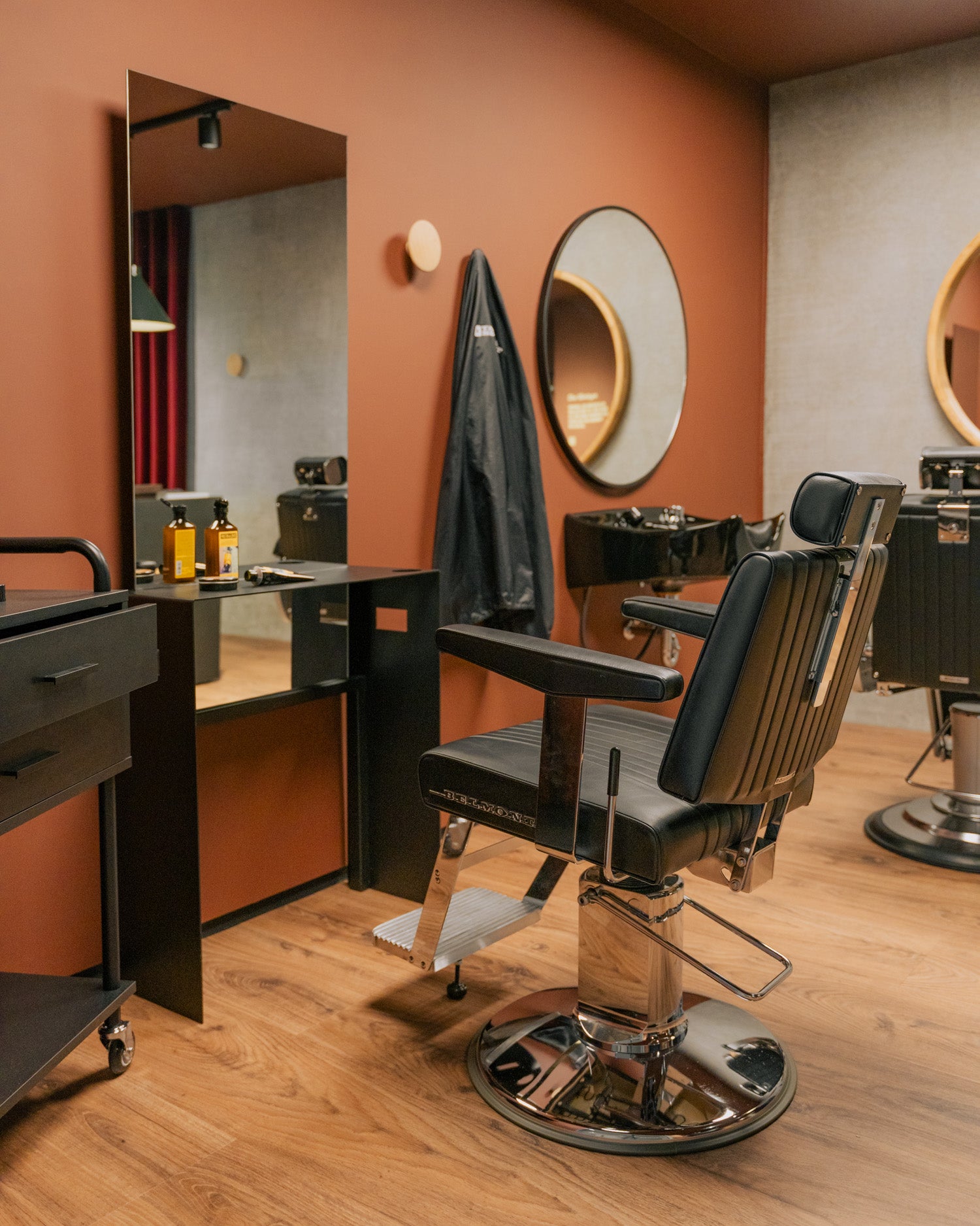 Dainty - Black barber chair in stainless steel